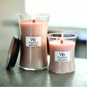 Vanilla Sea Salt - Candele a clessidra media con Pluswick Innovation - WoodWick - immagine 2