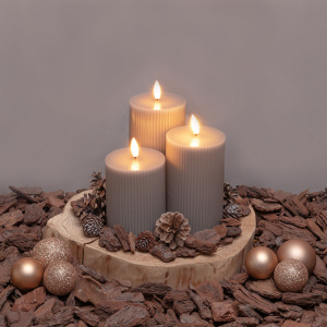 Set 3 Candela Cilindrica 3DF a Coste RIBBED ø7,5cm H10/12,5/15cm Cera Grigio Marrone TAUPE Glossy 3D Wick Flame con Telecomanco 10F - Lotti - immagine 3