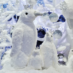 Pinguino bianco con Corona H.30 cm - Kaemingk - immagine 2