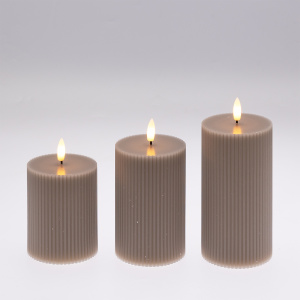 Set 3 Candela Cilindrica 3DF a Coste RIBBED ø7,5cm H10/12,5/15cm Cera Grigio Marrone TAUPE Glossy 3D Wick Flame con Telecomanco 10F - Lotti - immagine 5